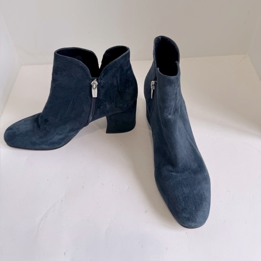 Navy blue Vince Camuto Kassie 2 Lux suede ankle boot. Size 10